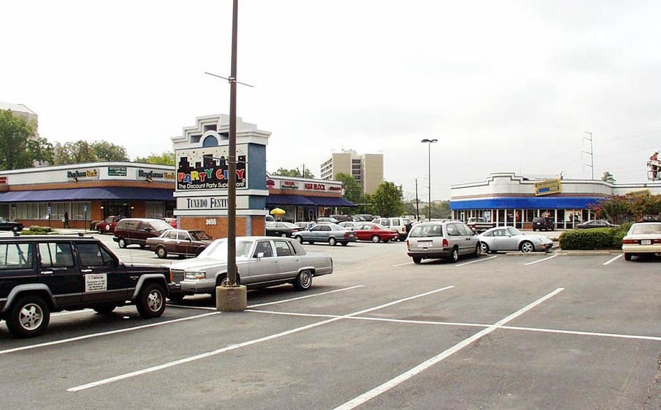 More Photos Of 3655 Roswell Rd NE, Atlanta Storefront For Lease