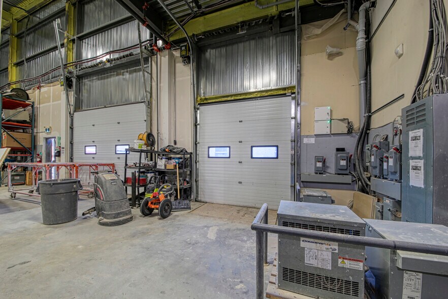 More Photos Of 310-350 Rue Ness, Montréal Light Distribution For Lease