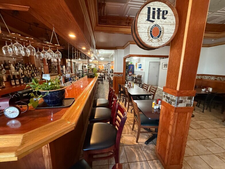 More Photos Of 704 Janette Dr, Vandalia Restaurant For Lease