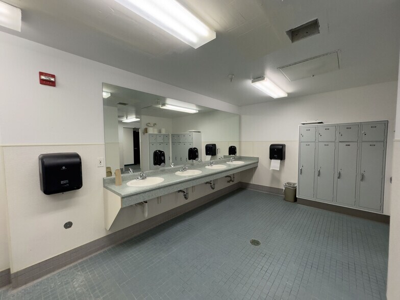 More Photos Of 4300-4356 Caterpillar Rd, Redding Manufacturing For Sale