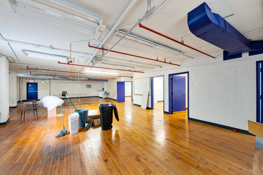 More Photos Of 1997-2013 Mcdonald Ave, Brooklyn Showroom For Lease