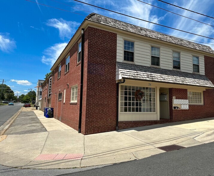 Primary Photo Of 14 E 40th St, Wilmington Apartments For Sale