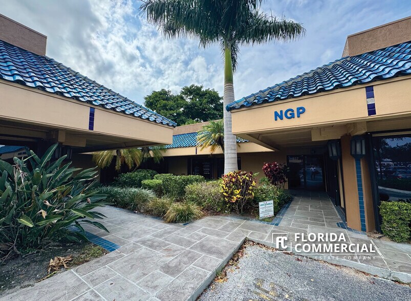 More Photos Of 907-943 SE Central Pky, Stuart Medical For Lease