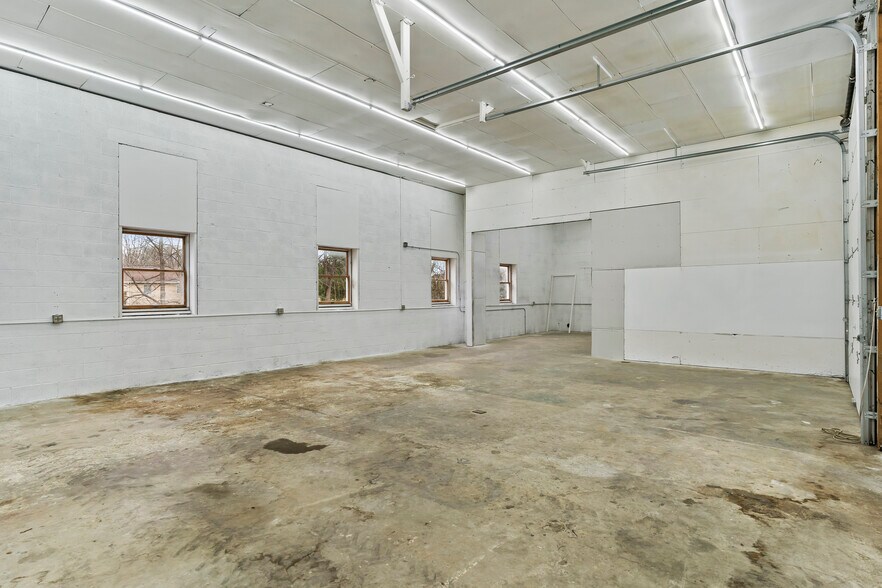 More Photos Of 717 Dickeys Dr, Chambersburg Warehouse For Lease