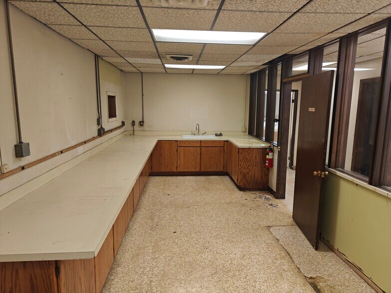 More Photos Of 208 1st St, McCook Office For Sale