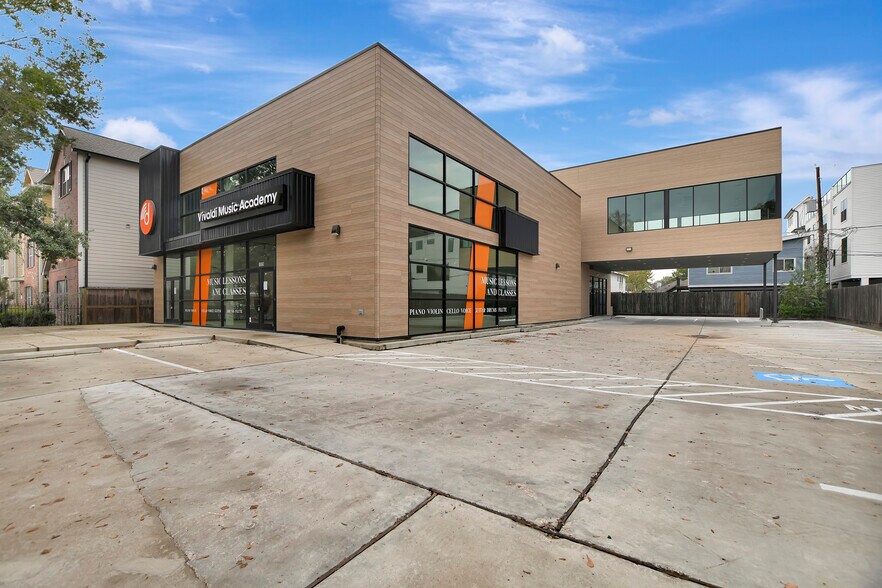 More Photos Of 1009 Yale St, Houston Freestanding For Lease