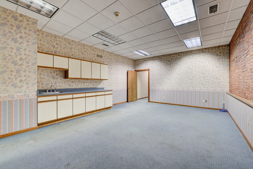 More Photos Of 309 South St, Pella Industrial For Sale