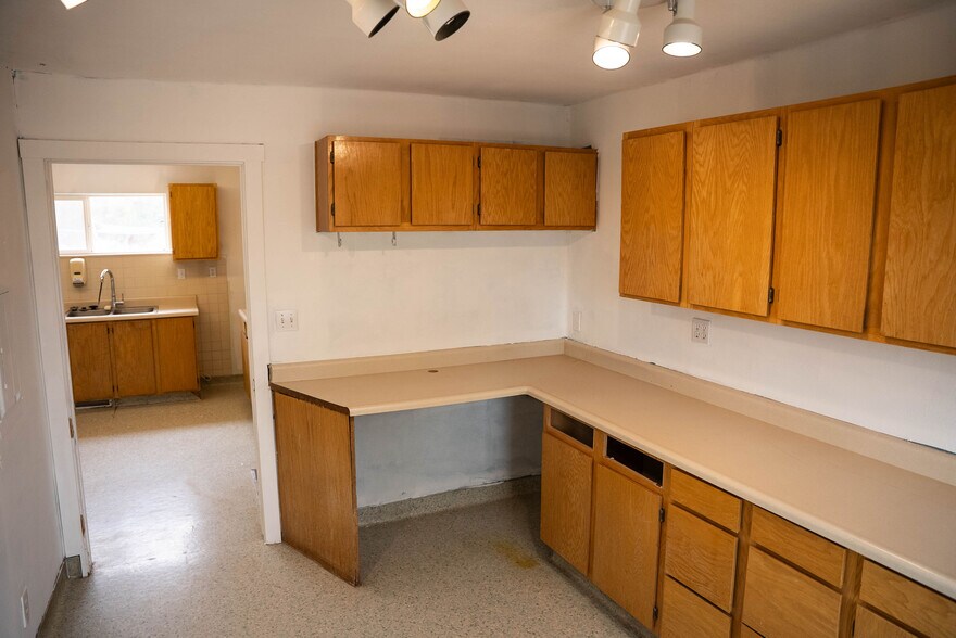 More Photos Of 1545 W State St, Hurricane Veterinarian Kennel For Lease