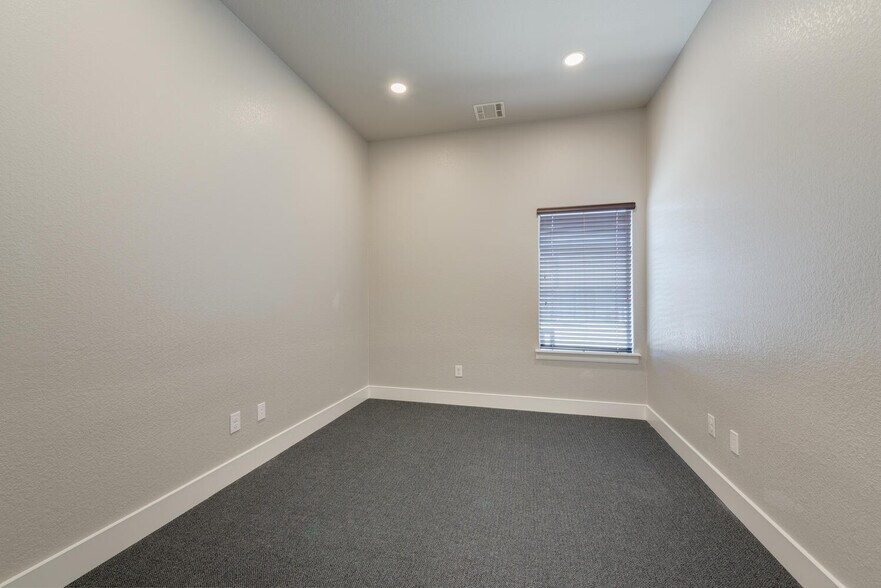 More Photos Of 5849 Park Vista Cir, Keller Showroom For Lease