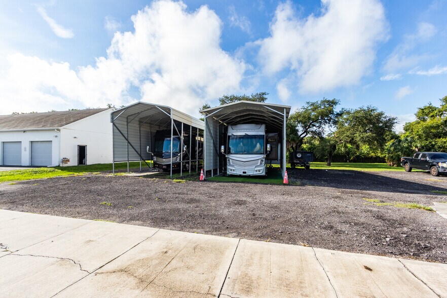More Photos Of 6901 S 78th St, Riverview Warehouse For Lease