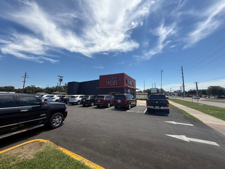 Primary Photo Of 3321 Walnut St, Garland Fast Food For Sale