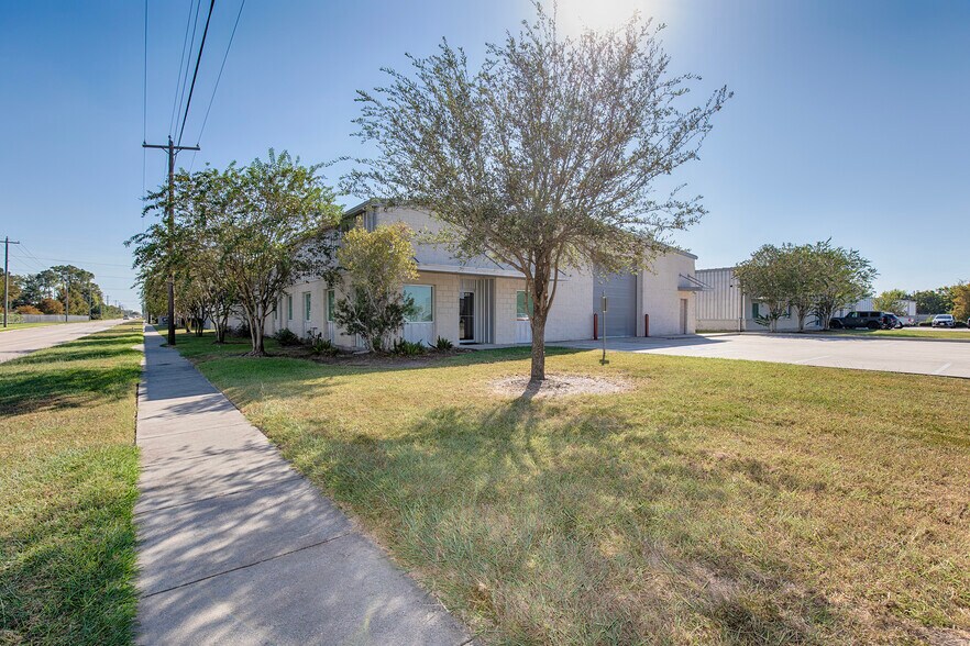 More Photos Of 1201 Butler Rd, League City Warehouse For Lease