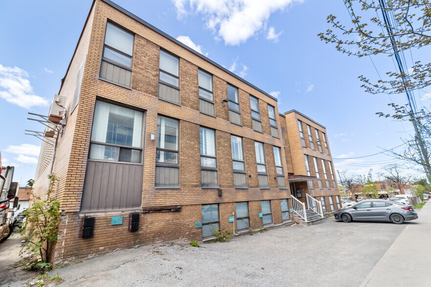 More Photos Of 8270 Av Mountain Sights, Montréal Office For Sale