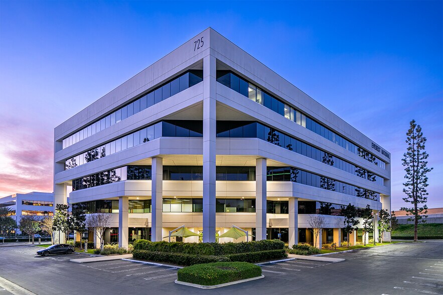 More Photos Of 725 W Town and Country Rd, Orange Medical For Lease