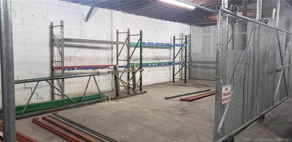 More Photos Of 617 Walnut St, Jeffersonville Flex For Lease