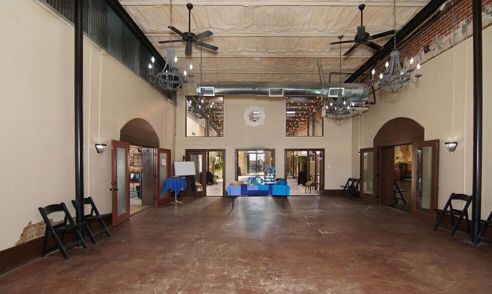 More Photos Of 120 N Austin St, Comanche Bar For Sale