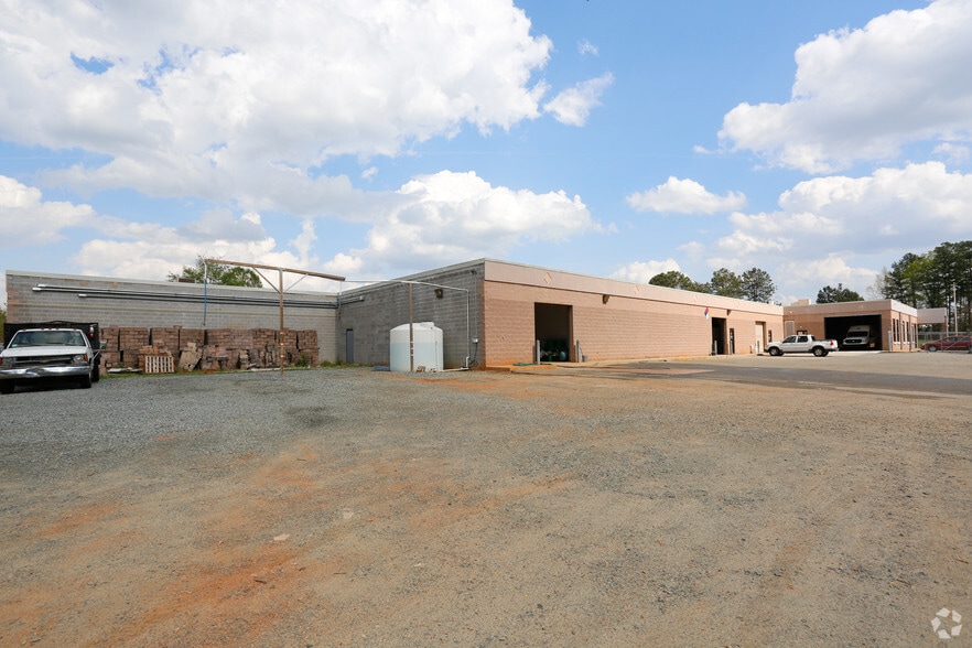 More Photos Of 10015 Metromont Industrial Blvd, Charlotte Warehouse For Lease