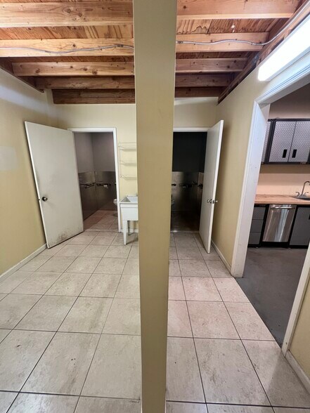 More Photos Of 299 Ridgedale Ave, East Hanover Warehouse For Lease