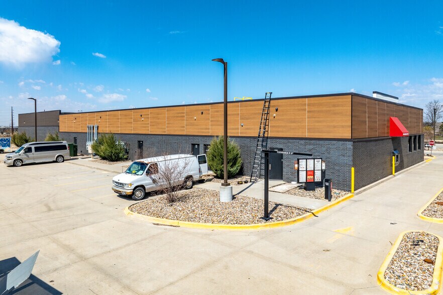 More Photos Of 1176-1196 SE University Ave, Waukee Freestanding For Lease