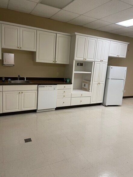 More Photos Of 1701 Colonial Dr, Thomasville Office For Lease