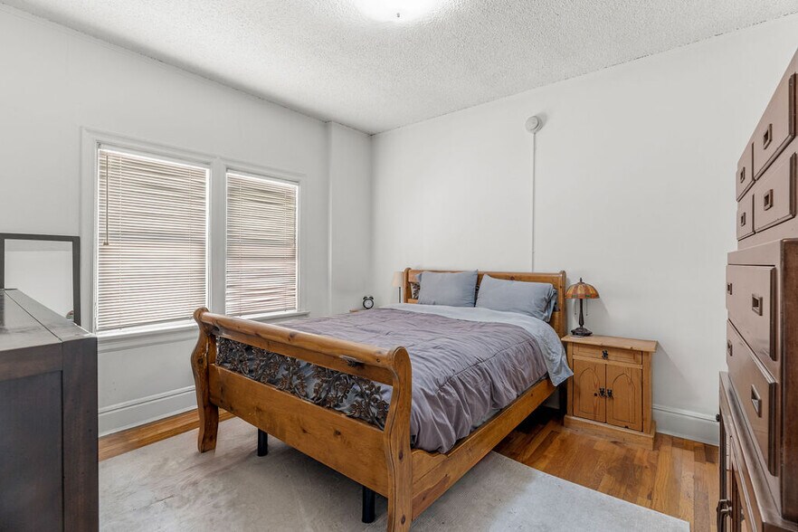 More Photos Of 5424 Franklin Ave, Los Angeles Apartments For Sale