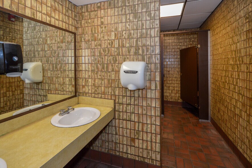 More Photos Of 59 S Wyoming Ave, Edwardsville Freestanding For Lease