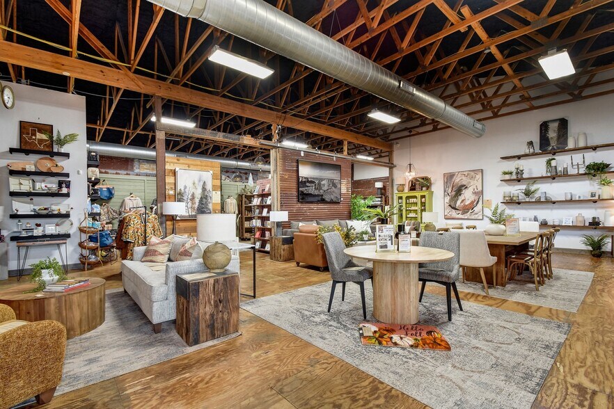 More Photos Of 330 W Mercer St, Dripping Springs Freestanding For Lease