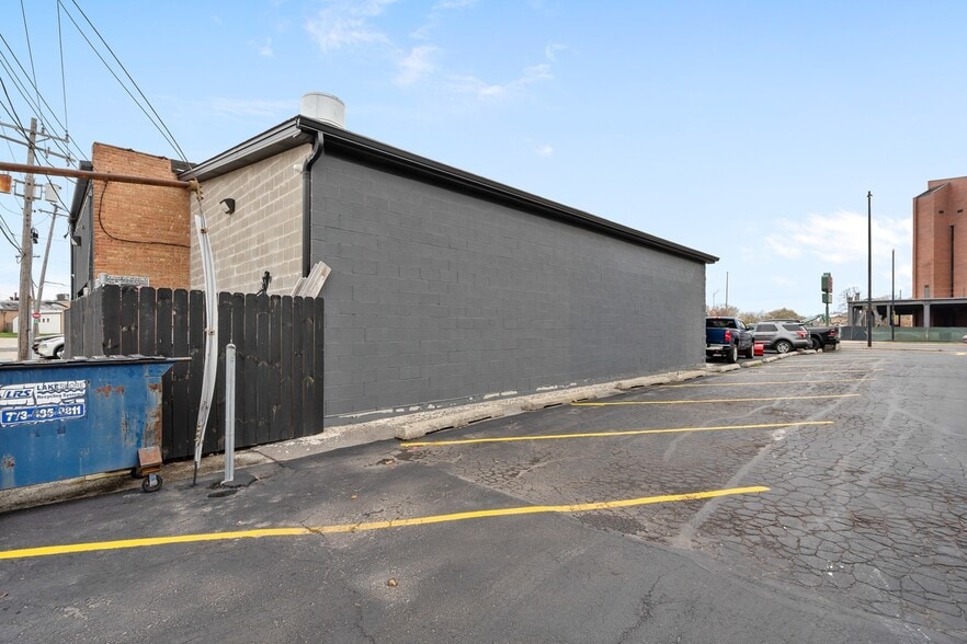 More Photos Of 5512 W 79th St, Burbank Storefront Retail Residential For Sale