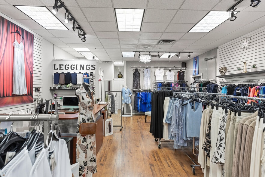 More Photos Of 565 Bernard Ave, Kelowna Storefront For Lease