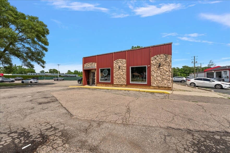 More Photos Of 1357 S Gratiot Ave, Clinton Township Showroom For Sale