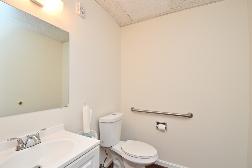 More Photos Of 10903 Indian Head Hwy, Fort Washington Office For Sale