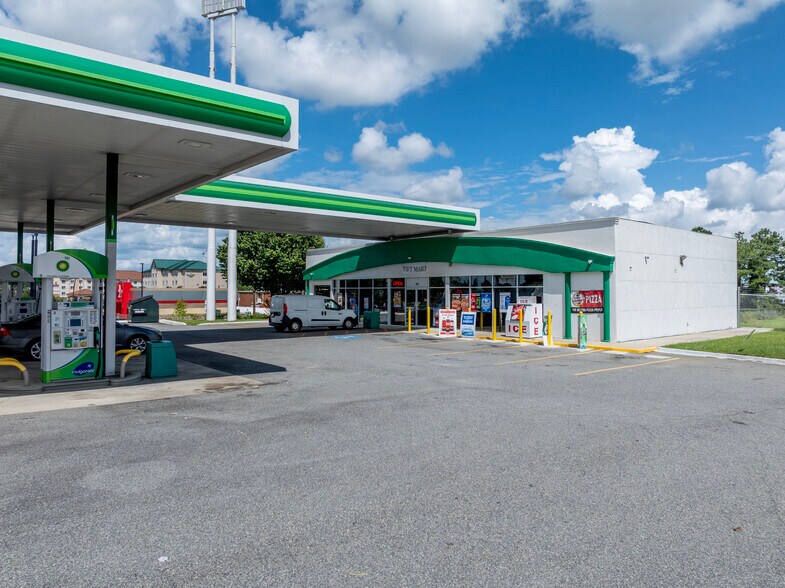 More Photos Of 805 7th St W, Tifton Service Station For Sale