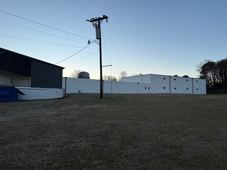 More Photos Of 630 Trindale Rd, Trinity Warehouse For Lease
