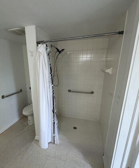 More Photos Of 2023 Jeffcott St, Fort Myers Office For Sale