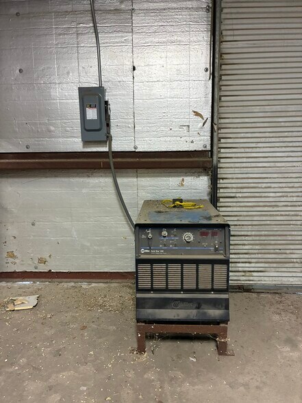 More Photos Of 5734 Heffernan St, Houston Warehouse For Lease