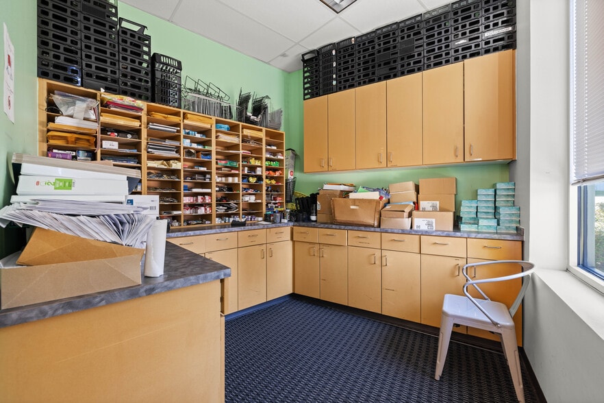 More Photos Of 9300 United Dr, Austin Unknown For Lease