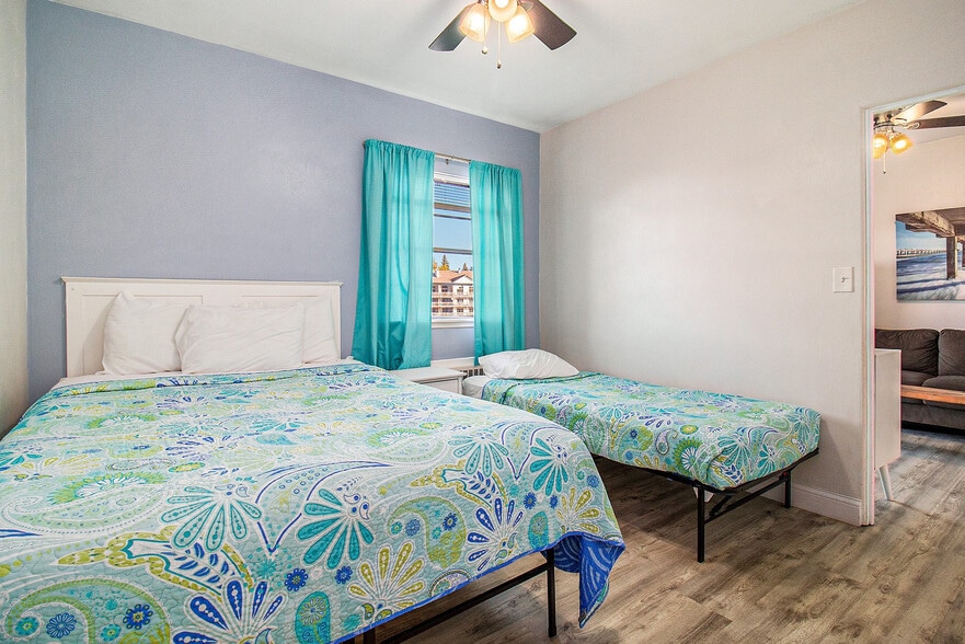 More Photos Of 520 Water St, Manistee Hotel For Sale