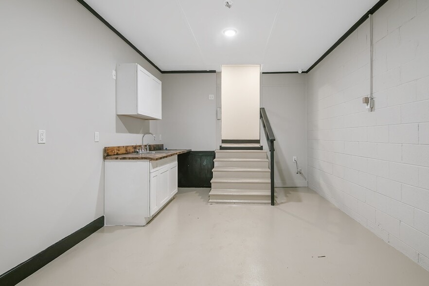 More Photos Of 1500 Gillespie St, Fayetteville Office For Sale