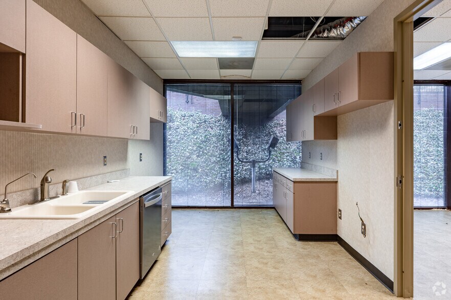 More Photos Of 8800 Roswell Rd, Sandy Springs Office For Sale