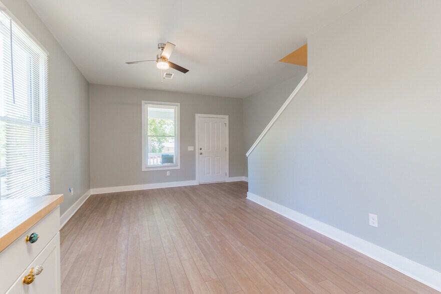 More Photos Of 302 Picadilly St, Columbia Specialty For Sale