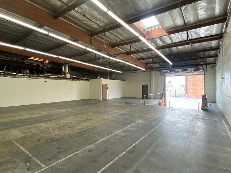More Photos Of 4514-4518 Vanowen St, Burbank Manufacturing For Lease