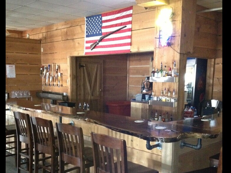 More Photos Of 449 Woodlawn Ave, Sunbury Bar For Lease
