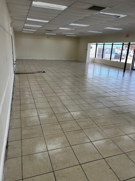 More Photos Of 2108 49th St S, Saint Petersburg Storefront For Sale