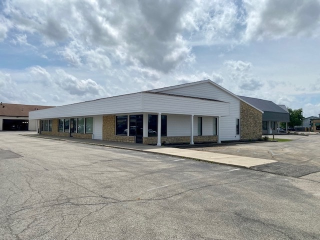 More Photos Of 3301 N Everbrook Ln, Muncie Unknown For Lease