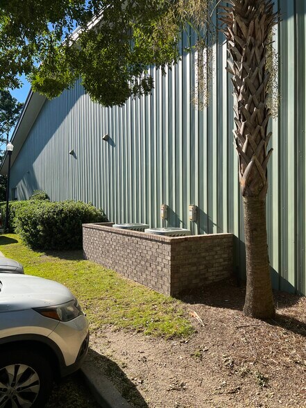 More Photos Of 547 Long Point Rd, Mount Pleasant Flex For Lease