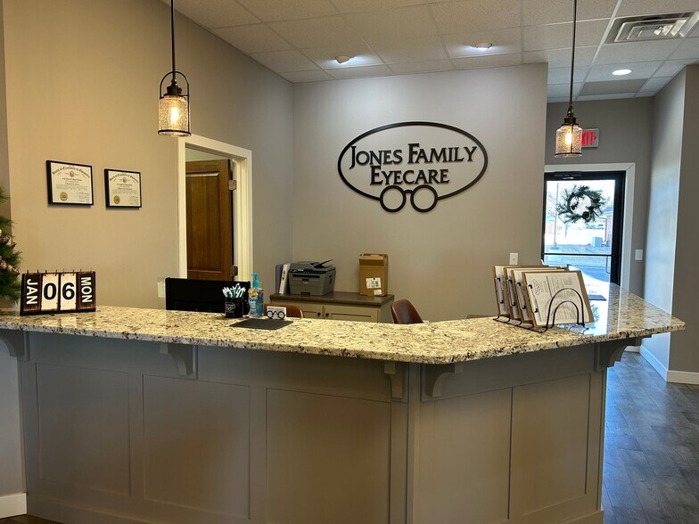 More Photos Of 304 W Highway 38, Hartford Office For Lease