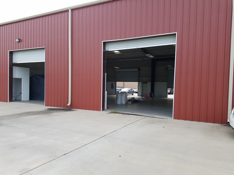 More Photos Of 12130 Antoine Dr, Houston Warehouse For Lease