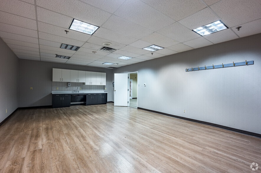 More Photos Of 4505 LBJ Fwy, Farmers Branch Freestanding For Lease