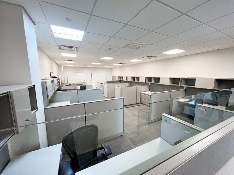 More Photos Of 303 Veterans Airpark Ln, Midland Office For Lease