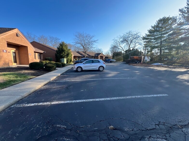 More Photos Of 1375 Kemper Meadow Dr, Forest Park Office Residential For Lease